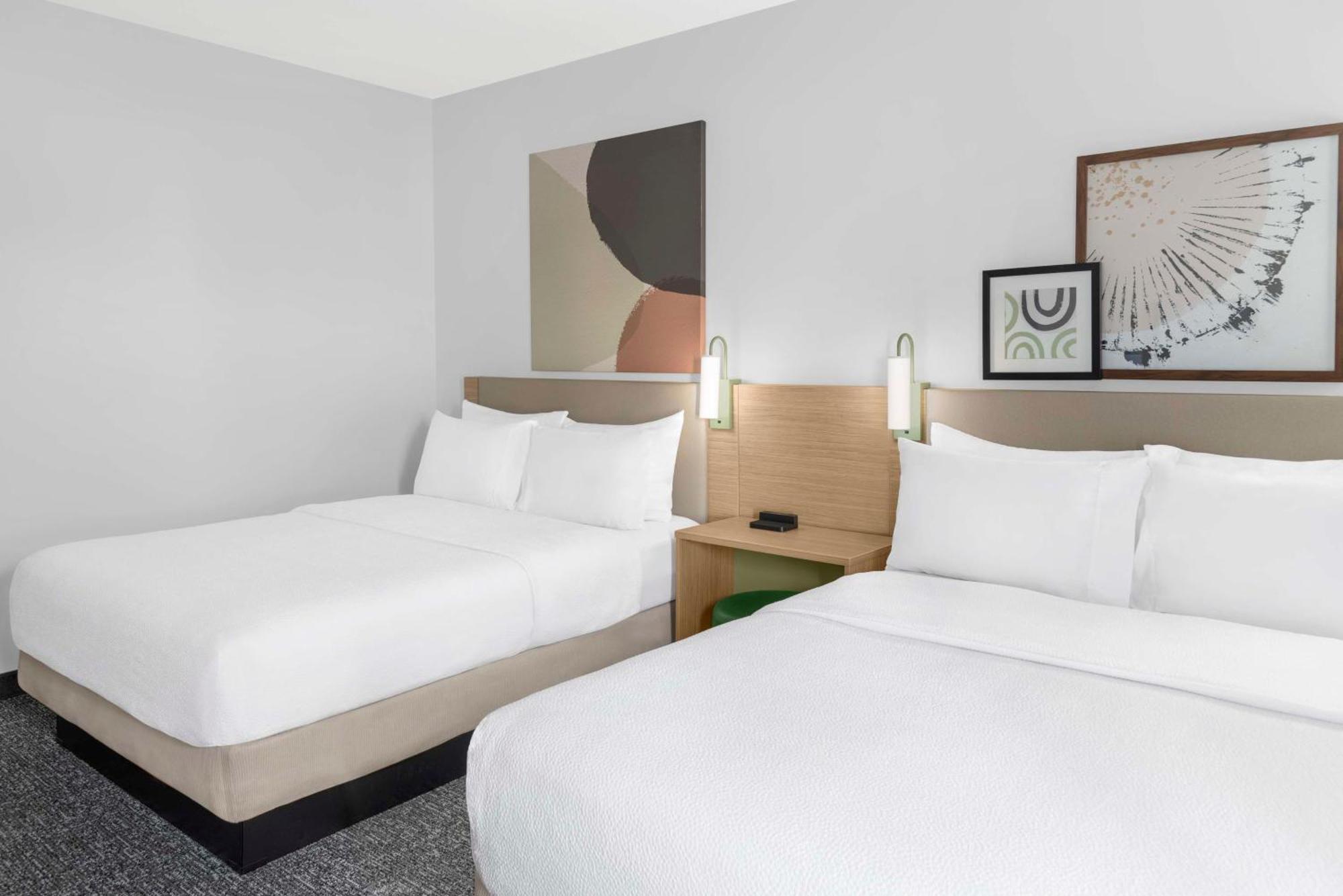 Spark By Hilton Lansing Kültér fotó