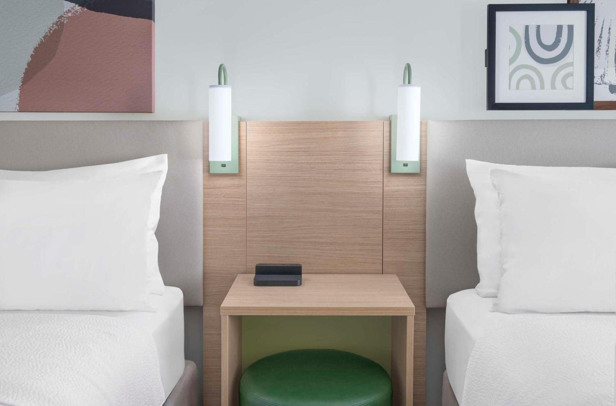 Spark By Hilton Lansing Kültér fotó