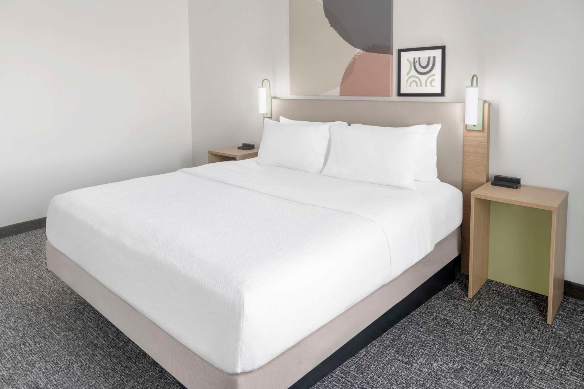 Spark By Hilton Lansing Kültér fotó
