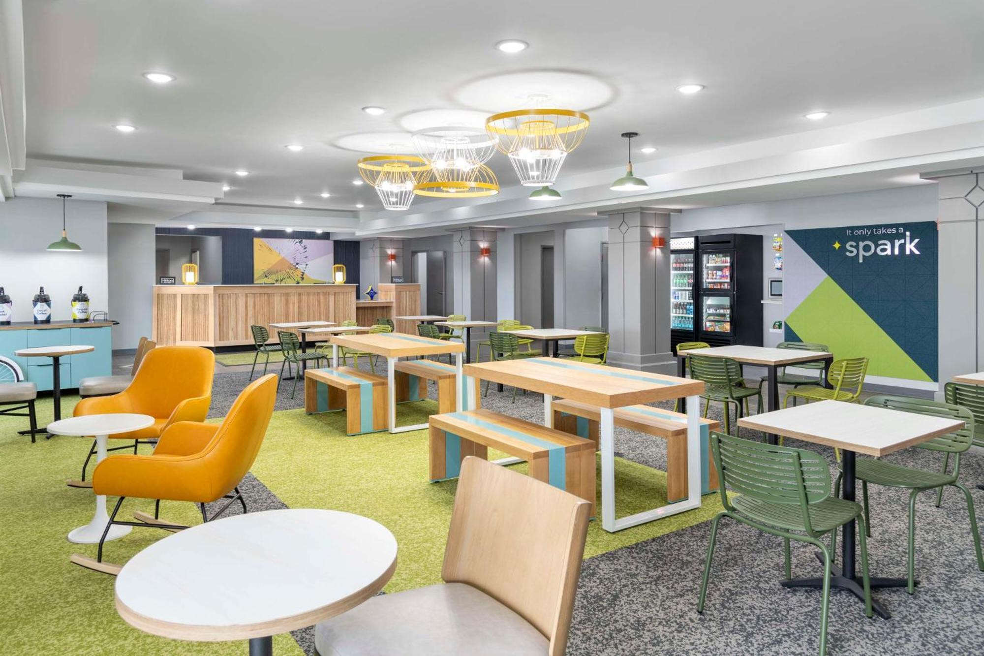 Spark By Hilton Lansing Kültér fotó
